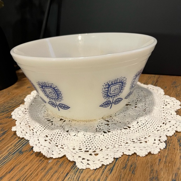 Federal glass Heritage Blue Sunflower Mixing Bowl – Milk Glass, - Picture 6 of 8
